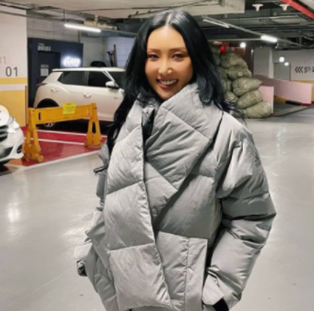 Hwasa has a net worth of $6.22 million.